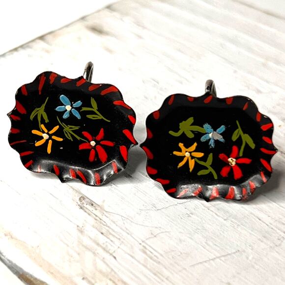 Vintage Jewelry - Vintage Pair Hand Painted Tole Tray Earrings Screwback Daisies Cottage Country